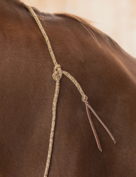 cordelette nouée en collier d'encolure