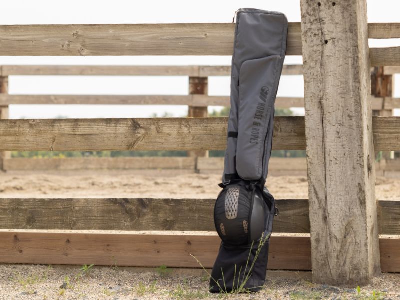 sac à stick posé le long d'une barrière