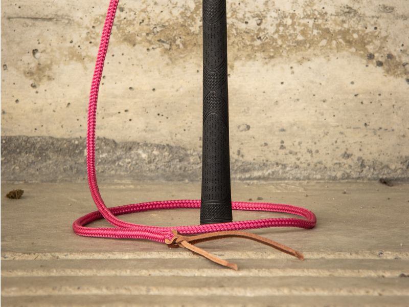 cordelette de stick rose posée au sol